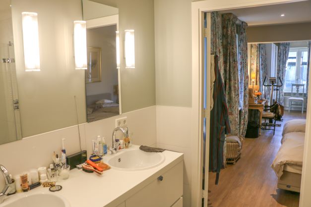 Bed- and bathroom after